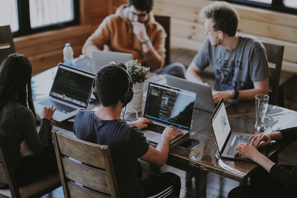 DevOps como servicio : Iguana Solutions ofrece a sus clientes la posibilidad de reforzar sus equipos técnicos con expertos adaptados a sus necesidades, por periodos determinados.
